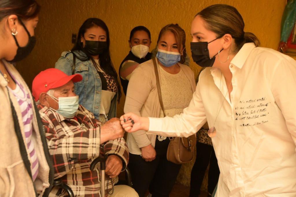 evelyn_osornio_'s tweet photo. Gracias a los vecinos de la Colonia #DelParque por recibirme. ✅

Juntos resolvemos las problemáticas. 🤝✨

#MásCercaDeTi
#EvelynContigo https://t.co/SSZ1fXsWf7