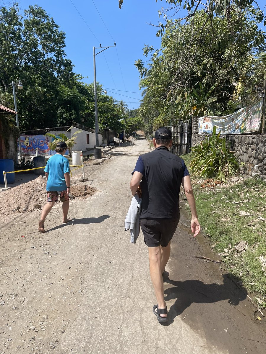 SimonDixonTwitt's tweet photo. #Bitcoin Beach. 50% off when you pay with #BTC - #ElSalvador transitioning into a savings based economy rather than debt based economy as this offer only works for your business if you #HODL https://t.co/Lhbr6cLzzk