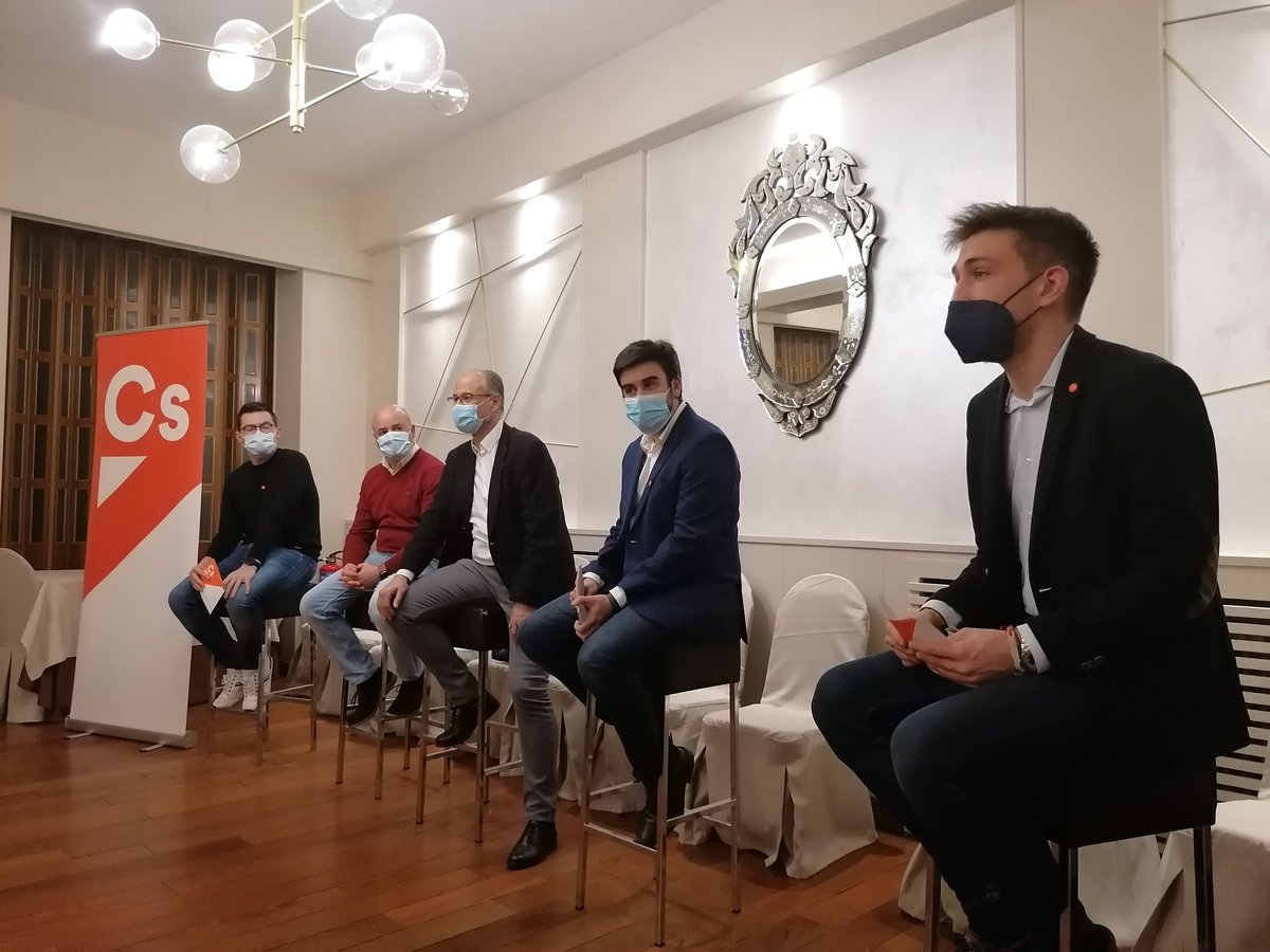 CsSalamanca's tweet photo. 🍊 Los jóvenes son el remedio contra la despoblación, y hoy en Peñaranda lo hemos demostrado en nuestro acto sobre el tema, donde nos han acompañado @LuisFuentesCs, @davidcsequeros y @sergiojh90 ¡Gracias a todos los que habéis venido! https://t.co/BPW0f5VIBV