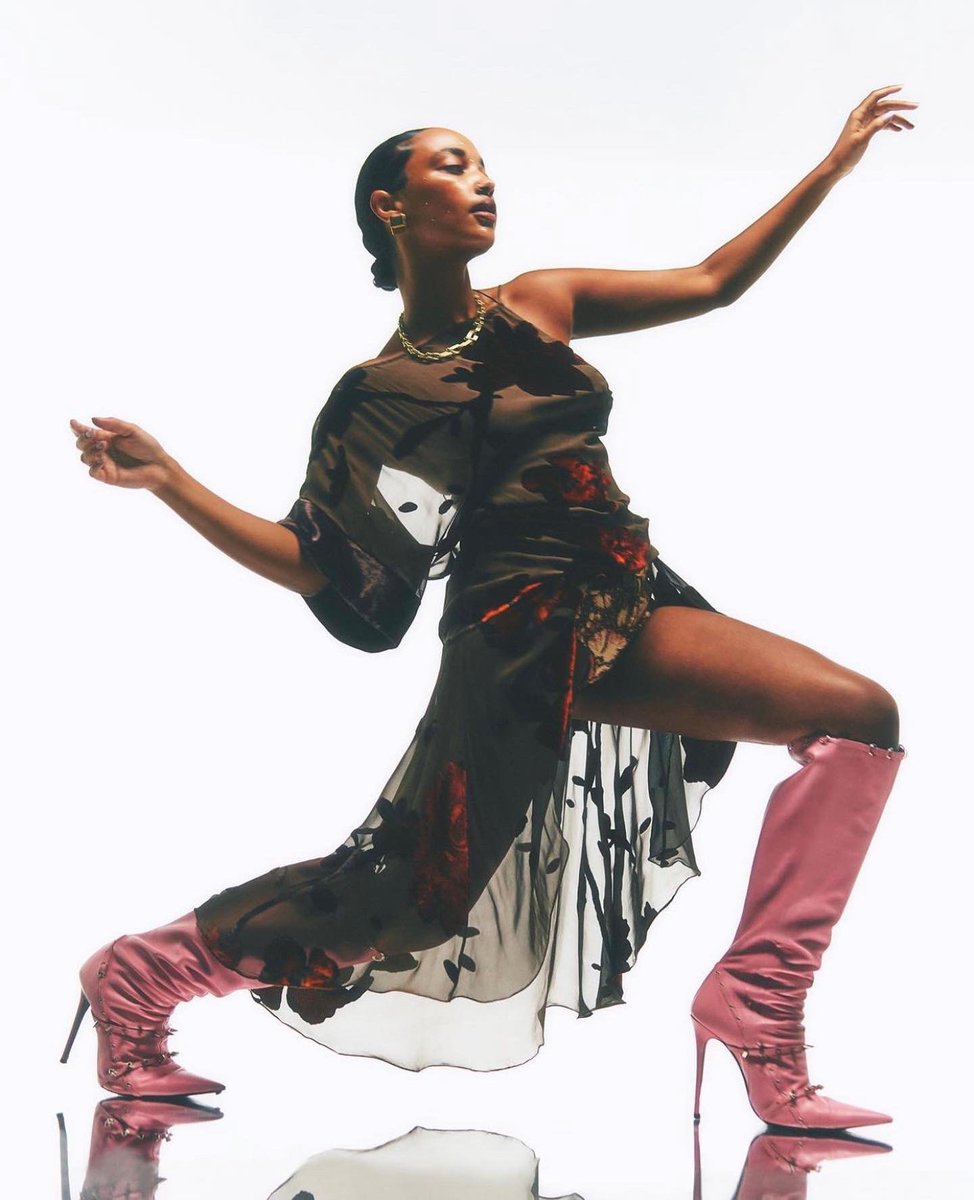 rimonhannah's tweet photo. So @vmagazine included me as their ‘V girl’ in their latest issue, so I decided to apply some pressure and show off the Versatility 🌪❤️ https://t.co/Dj1SHyOq4m