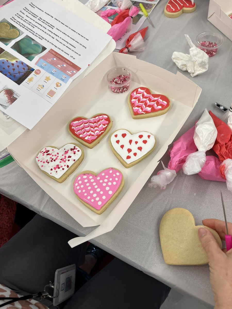 KWarren_Teach's tweet photo. The Funshine Committee hosted a cookie decorating class by Flavor and Grace Bakery yesterday afternoon. Check out their awesome creations! @VanceElementary https://t.co/qMAM6JjqWW