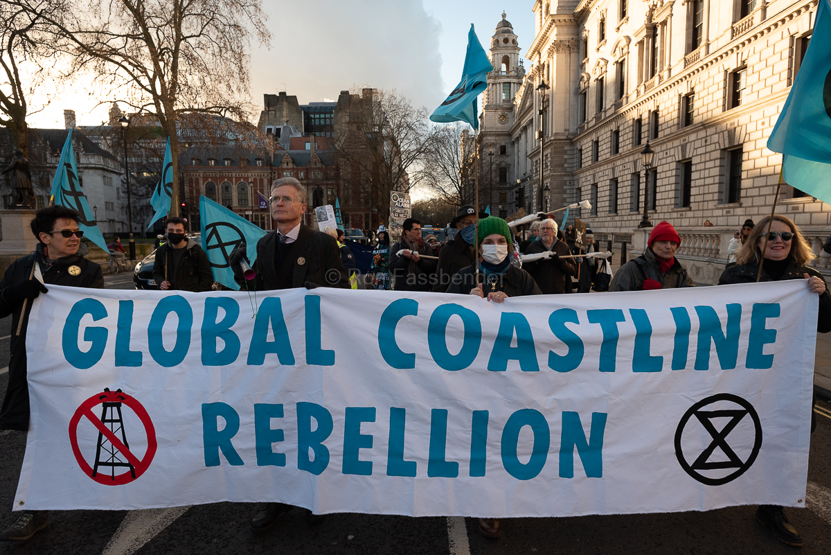 TheWeeklyBull's tweet photo. IMAGES: Global Coastline Rebellion, London, 4/2/22. Activists march from Parliament Square to the HQ of Shell oil in solidarity with coastal communities around the world impacted by fossil fuel extraction. #Oceanazo #OceanNotOil #StopShell #CoastlineRebellion @oceanrebellion https://t.co/CzTzSH8Y74