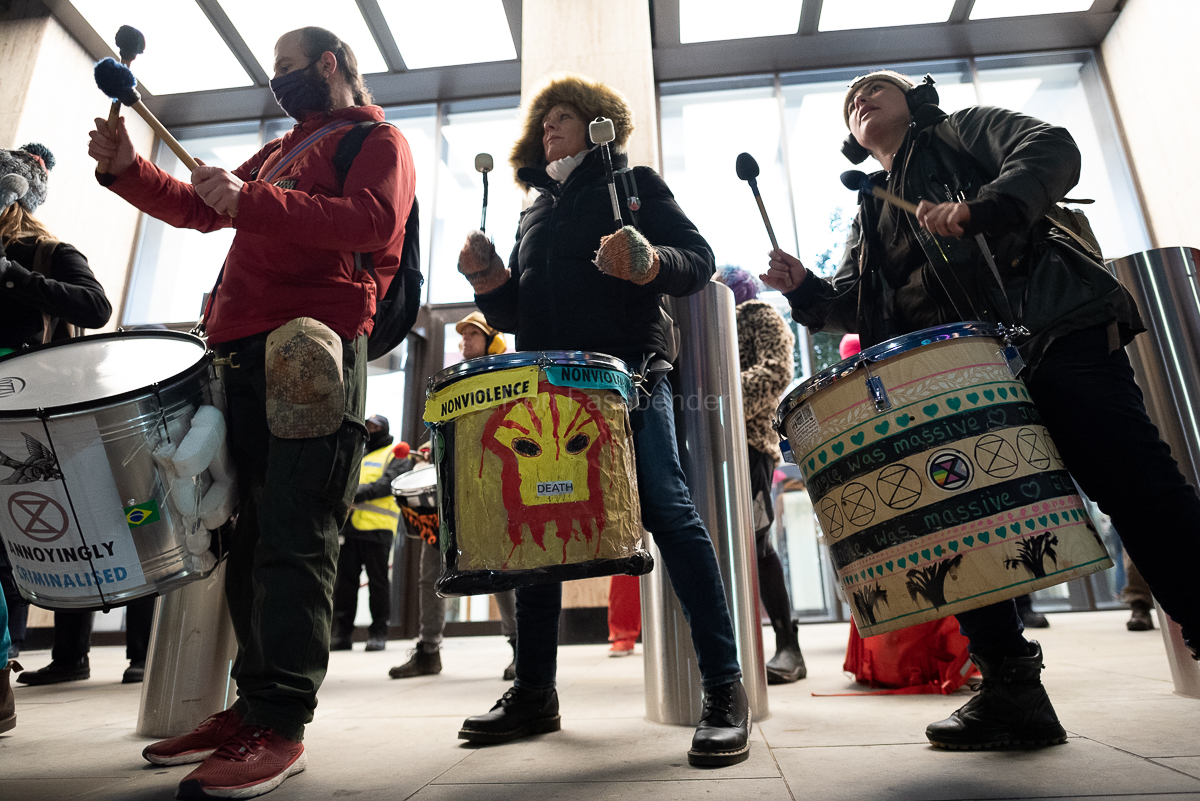 TheWeeklyBull's tweet photo. IMAGES: Global Coastline Rebellion, London, 4/2/22. Activists march from Parliament Square to the HQ of Shell oil in solidarity with coastal communities around the world impacted by fossil fuel extraction. #Oceanazo #OceanNotOil #StopShell #CoastlineRebellion @oceanrebellion https://t.co/CzTzSH8Y74