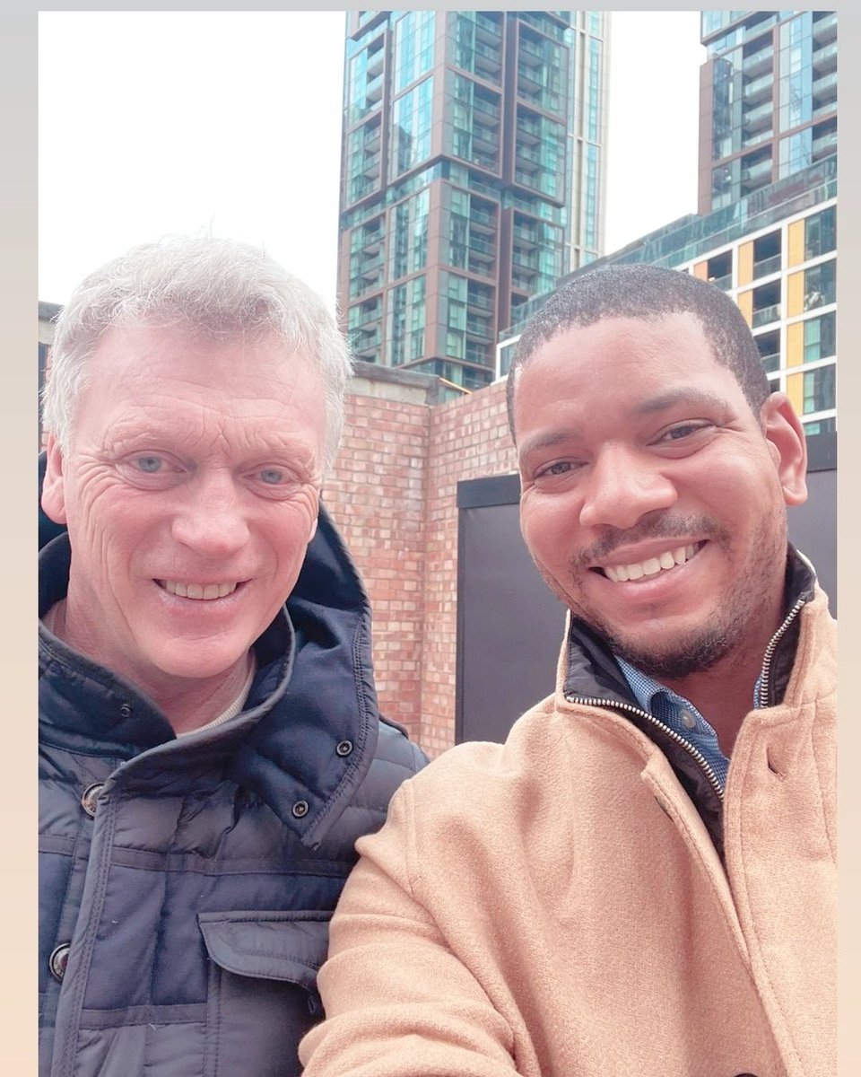 So we met our new neighbour in London this week: former <a href="/ManUtd/">Manchester United</a> and current <a href="/WestHam/">West Ham United</a> Manager David Moyes!!!! (Told wifey we are never, ever moving - EVER 😁)
#football #manchesterunited #westham #footballmanager #englishpremierleague #legend #neighbour #london #canarywharf