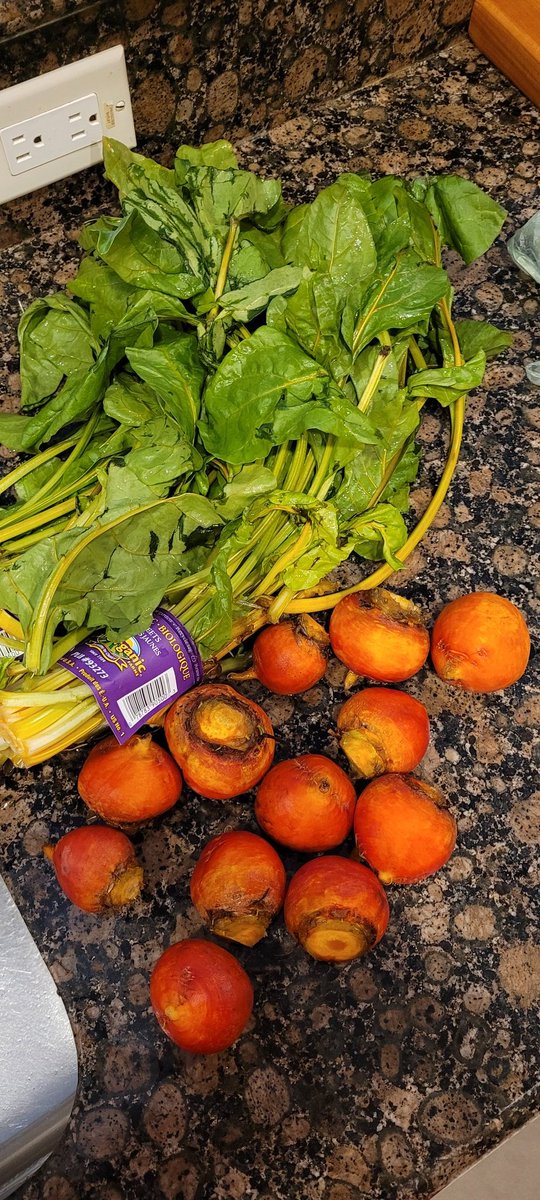 SansziePanzie's tweet photo. #Goldenbeets getting ready to be roasted @WholeFoods https://t.co/14TOGcfuFx