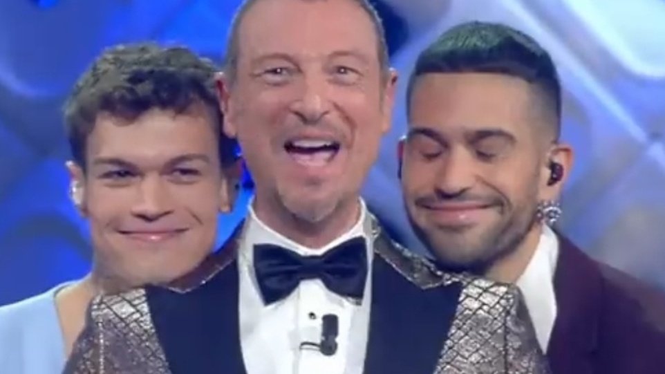 _permalosa's tweet photo. Comunque questa puntata è stata surreale 

#Sanremo2022 https://t.co/AbTbyKcyJF