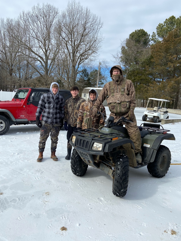 phsrams1's tweet photo. Pepe, an exchange student got his first sleet and sledding experience this week thanks to his host family. Hosting an exchange student is an unforgettable experience for all involved and we are thankful for families who allow their students to join our Ram family!
#psdrams https://t.co/sC27SnPl65