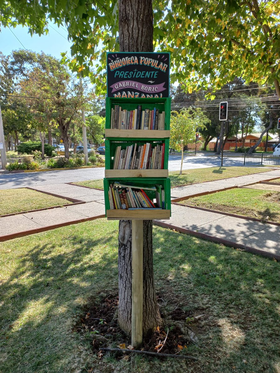 Naalqui's tweet photo. Como familia decidimos echar a andar un proyecto en nuestro vecindario. Instalamos una biblioteca popular, llamada presidente @gabrielboric en la plaza de abajo y pusimos colilleros en cada banca que hay en esta (no sin antes recoger cada colilla que había). Así quedó todo 👇 https://t.co/itxBNdteDC