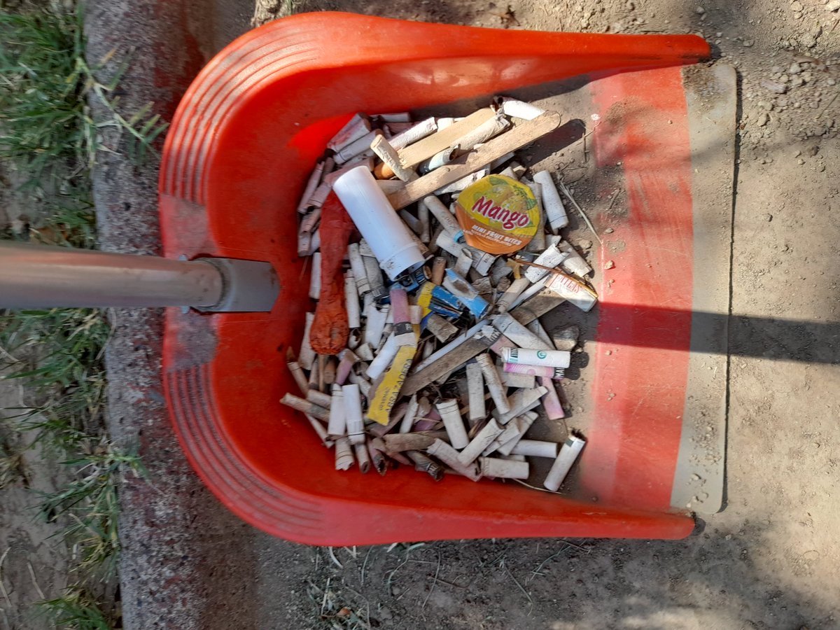 Como familia decidimos echar a andar un proyecto en nuestro vecindario. Instalamos una biblioteca popular, llamada presidente @gabrielboric en la plaza de abajo y pusimos colilleros en cada banca que hay en esta (no sin antes recoger cada colilla que había). Así quedó todo 👇