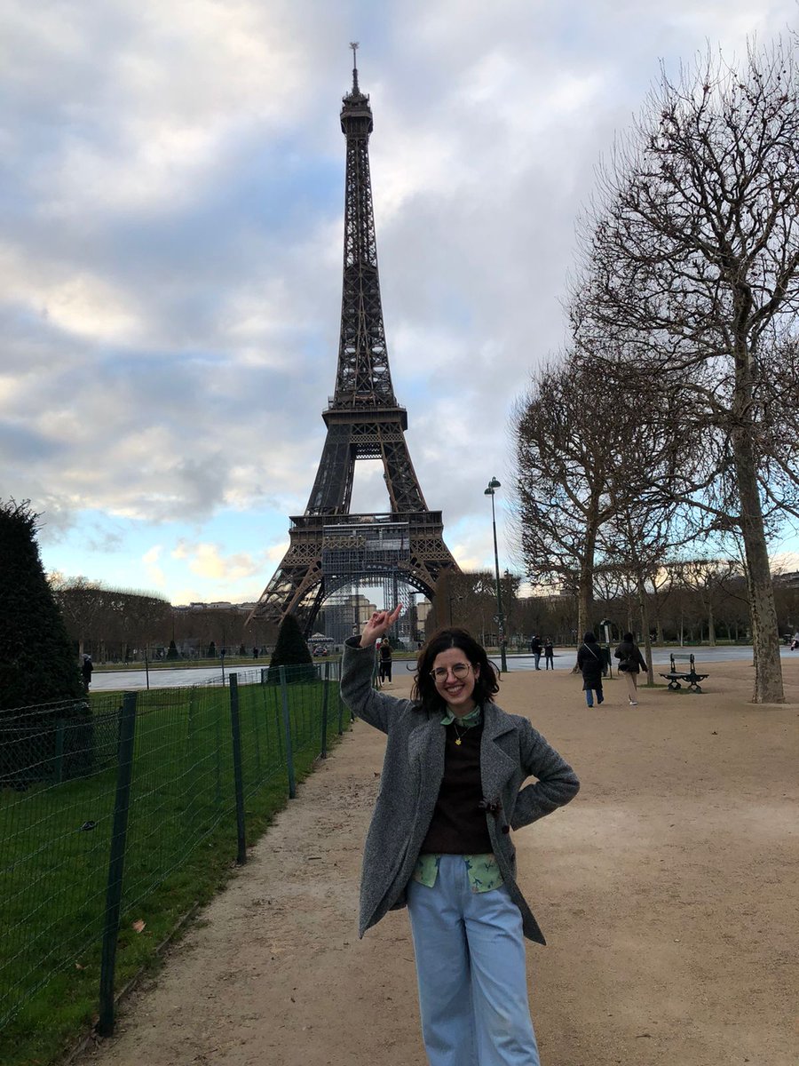 oi_loisa's tweet photo. tomei muita chuva e o vento quebrou a sombrinha mas ai..... que linda minha amiga torre https://t.co/EQvliFx4Zh