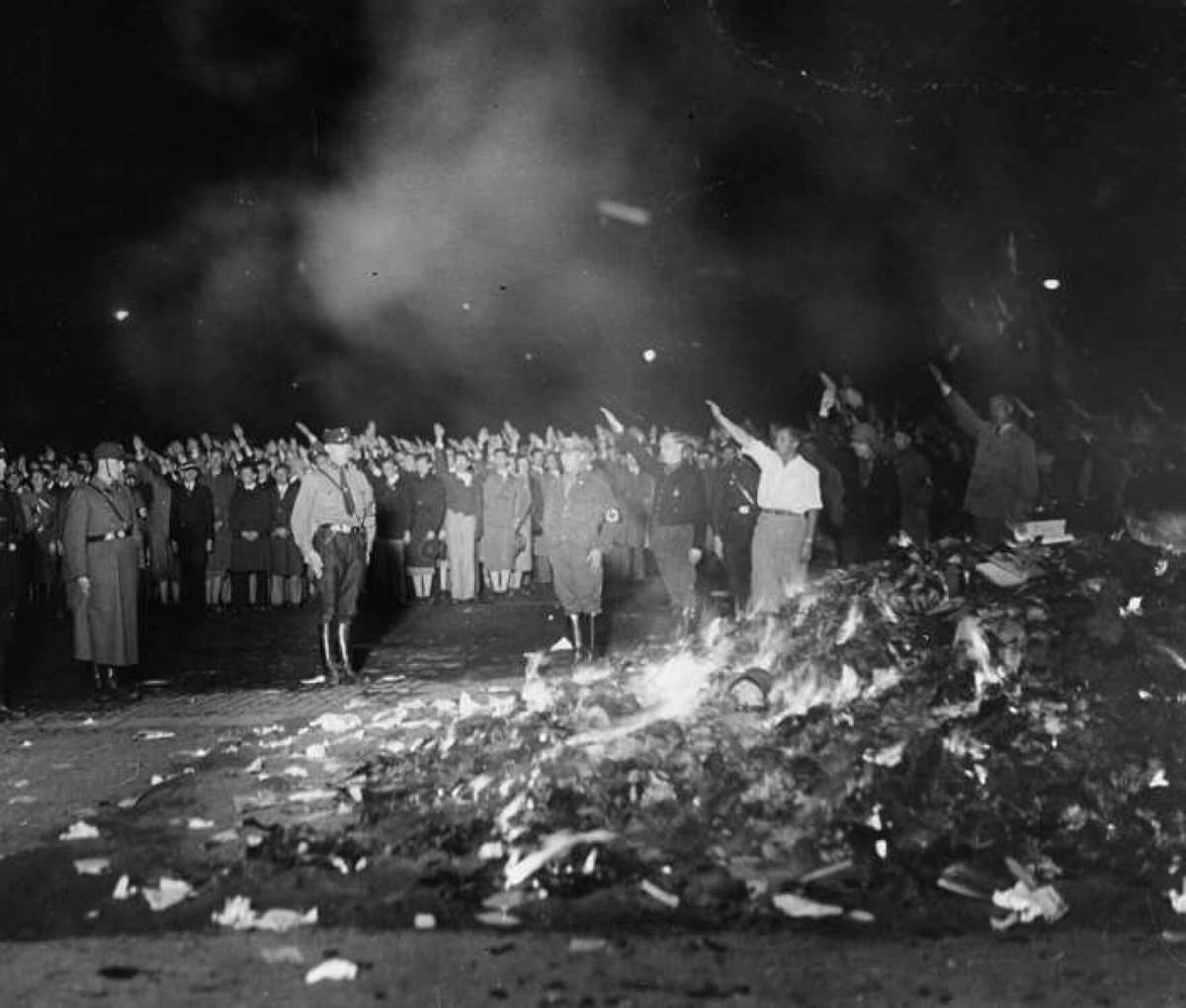 bradbatt's tweet photo. Book burnings in history…
👉🏼 Opera Square, Berlin on May 10, 1933
👉🏼 Mt. Juliet, Tennessee on Feb 2, 2022 https://t.co/Es4y24S9l9