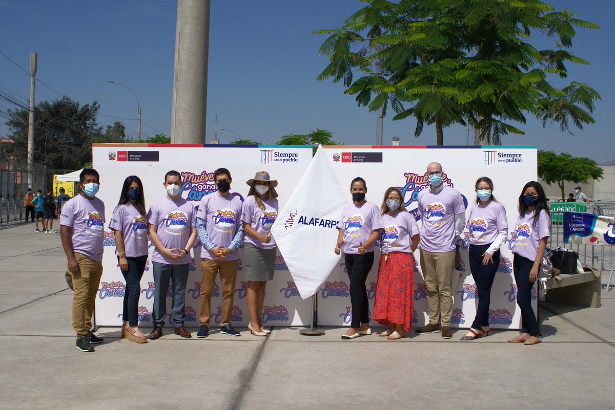 Alafarpe's tweet photo. Esta mañana, nuestra directora ejecutiva y otros miembros de #ALAFARPE participaron del lazo humano contra el cáncer, organizado por el 
@Minsa_Peru en la Videna, en el marco del #DíaMundialContraElCáncer. #unamoslazos 💜#PorLosPacientes https://t.co/tqpFT59X1I
