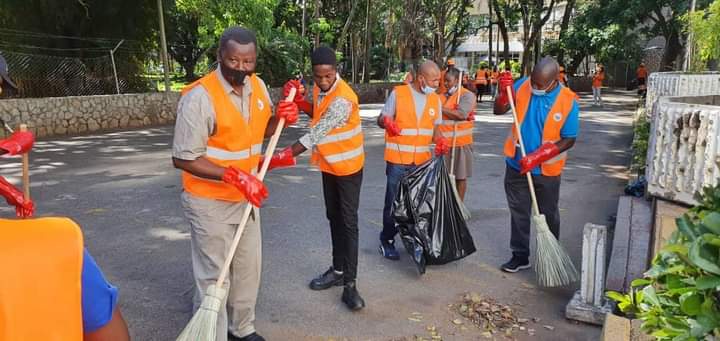 EMAeep's tweet photo. The Permanent Secretary in the Ministry of Environment, Climate,Tourism and Hospitality Industry Zimbabwe, Mr. M Munodawafa leading from the front during the February 2022 #NationalCleanUpDay
@METHI_Zimbabwe @ProsperBMatondi https://t.co/Pkt4mLIVba