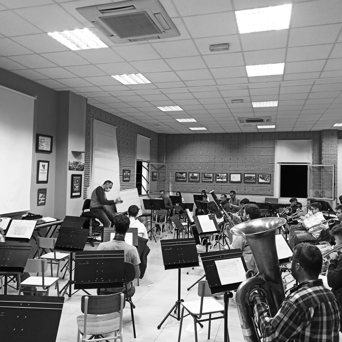 BndMusVillarejo's tweet photo. Hoy viernes 4 de febrero hemos comenzado con el primer ensayo de este año 2022. 

Esperamos que esta temporada este llena de actuaciones y consigamos disfrutar de la pasión de la música sin parones.

#bandadevillarejo #musicazos #familiamusical #temporada2022 #sumandomomentos https://t.co/gs2F660blt