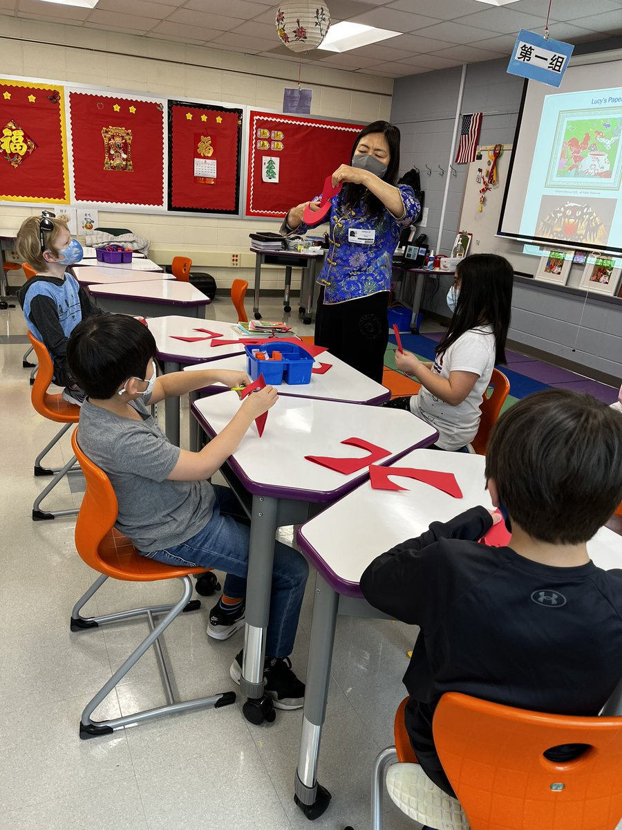 JwanLF67's tweet photo. In celebration of the Year of the Tiger, we had a Chinese paper-cutting class today provided by an artist from the Chinese American Museum of Chicago. Thank you @drprosen for supporting this special event.#cherokeeinspires #findingjoy67 @CLASS_K12 https://t.co/ncW1Iyhvk2
