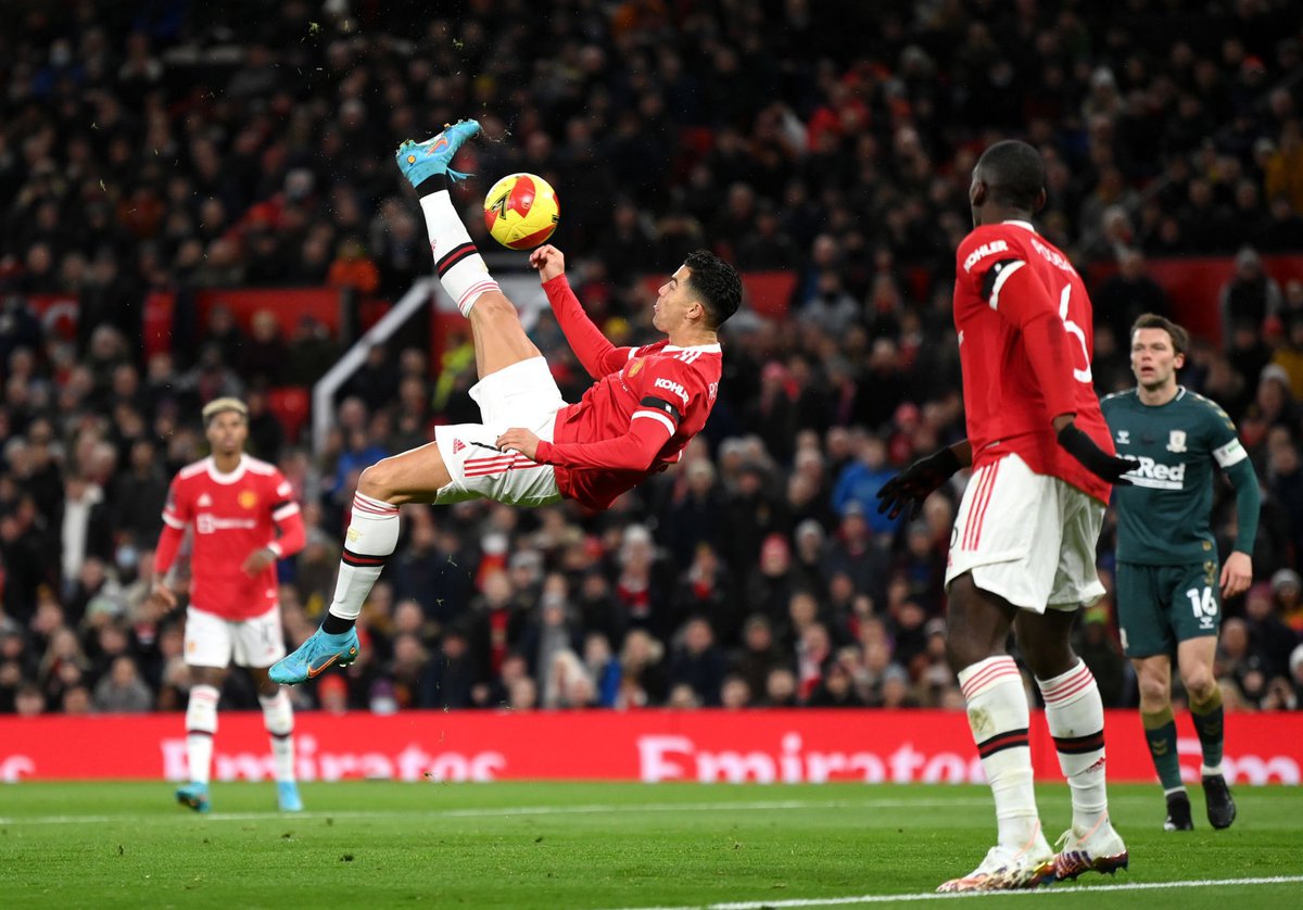 Удар через себя в футболе. Ronaldo Манчестер Юнайтед штрафной.