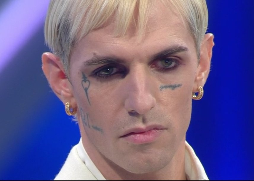 smiletiziano1's tweet photo. Ha chiesto lui scusa a tutte le donne per come vengono trattate da uomini che non sanno amarle.

Achille è un qualcosa di superiore, grazie di esistere.  ❤️

#Sanremo2022 https://t.co/hUjODIvpyA