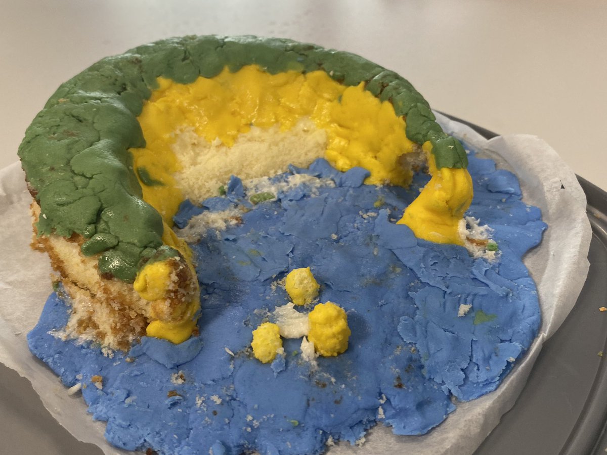 SarahGeography's tweet image. Edible coastal landforms created by year 10 today! @KinetonHighSch