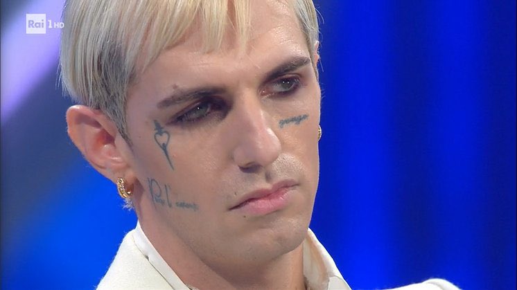 eeurus_'s tweet photo. achille lauro è quella persona che un giorno sa essere provocatorio e sfrontato perché si presenta mezzo nudo in diretta nazionale e il giorno dopo ti fa piangere perché scrive le poesie che i suoi occhi nascondono. ecco perché lo amo. 

#Sanremo2022 https://t.co/uU9bND050X