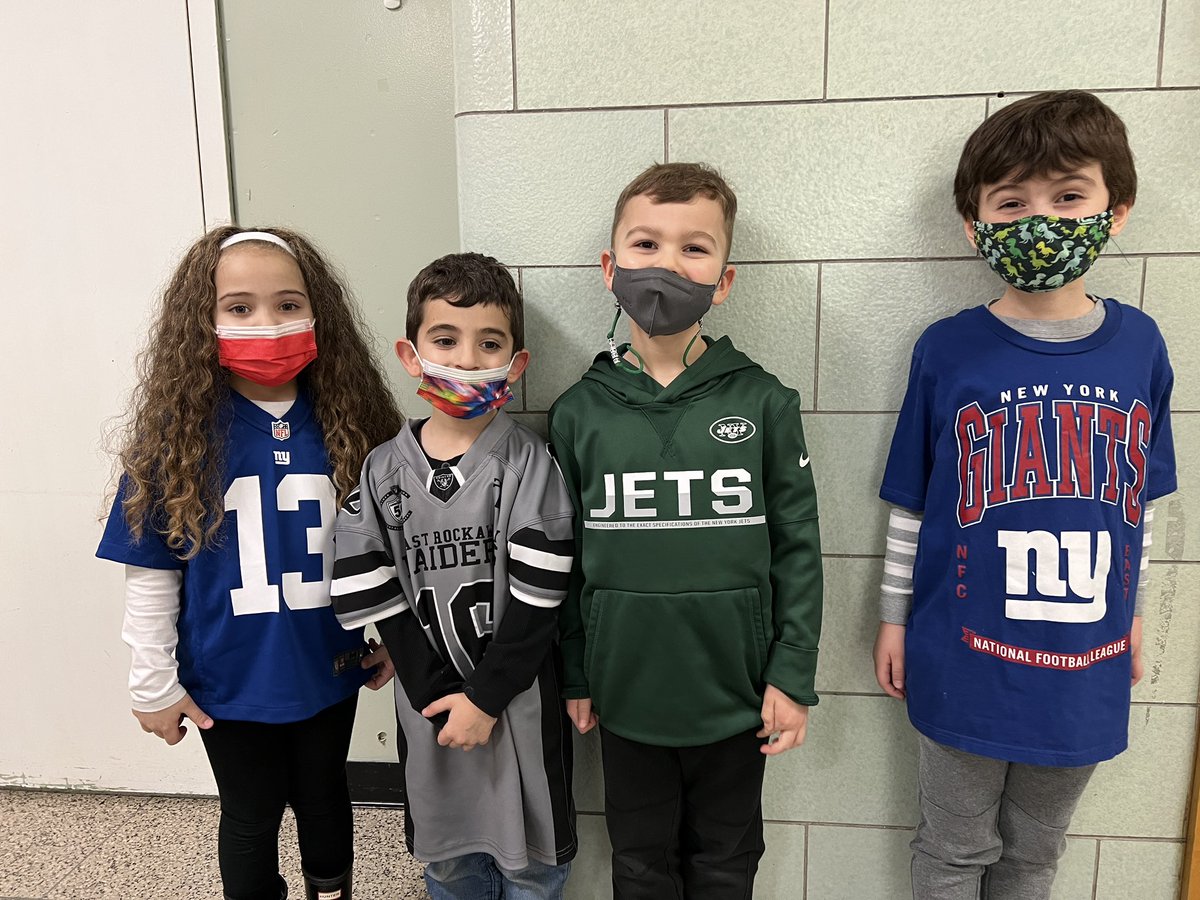 Wrapping up Spirit Week with “Fan Friday”! <a href="/OSchoolsPR/">Oceanside School District #OSD_NY</a> <a href="/kpickett6K/">Kristen Roberts</a>
