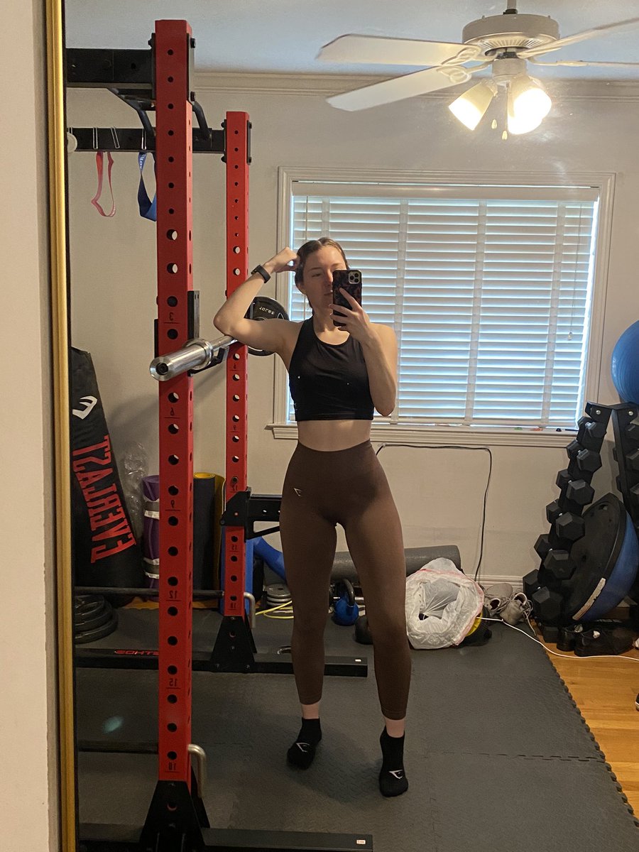 brittx0_'s tweet photo. @Gymshark this is a year difference 🤭 https://t.co/JzFHKqF5Ko