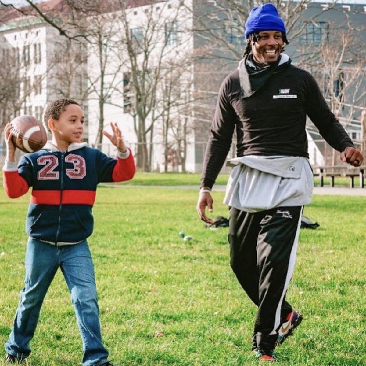 StevieJohnson13's tweet image. Some kids couldn’t make it out to our Hamburg location @FullCircuitPowr.

So @ClubHBHF chose to double-up and and host those athletes at a nearby park. #HandleBizHaveFunClub 🛸