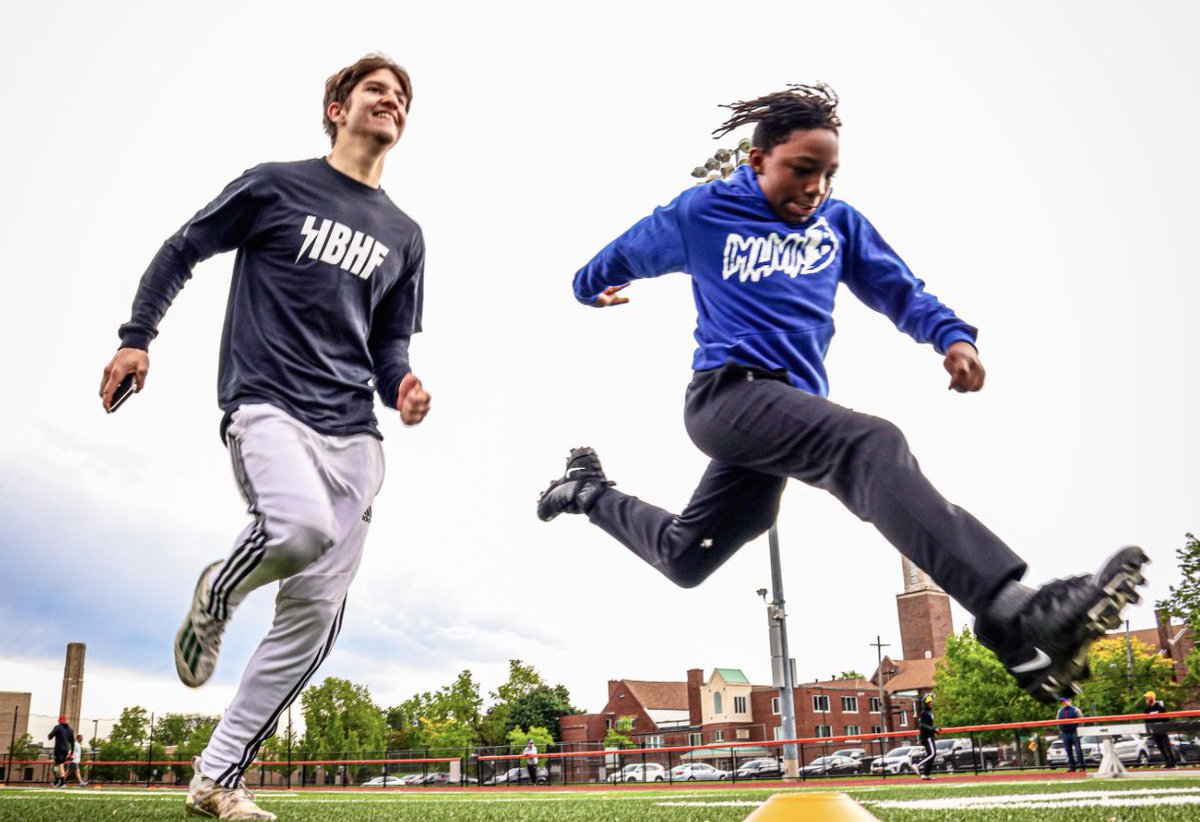 StevieJohnson13's tweet image. Some kids couldn’t make it out to our Hamburg location @FullCircuitPowr.

So @ClubHBHF chose to double-up and and host those athletes at a nearby park. #HandleBizHaveFunClub 🛸