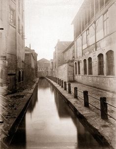 ParisAMDParis's tweet photo. Eugène Atget. 
La Bièvre, ruelle des Gobelins 
1899  #Paris https://t.co/RtlykRI6wm