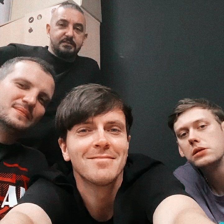 Lids_Le's tweet photo. Вот сначала О Н И 
а потом уже весь остальной мир

#импровизация6лет https://t.co/3Mk9aKvguy