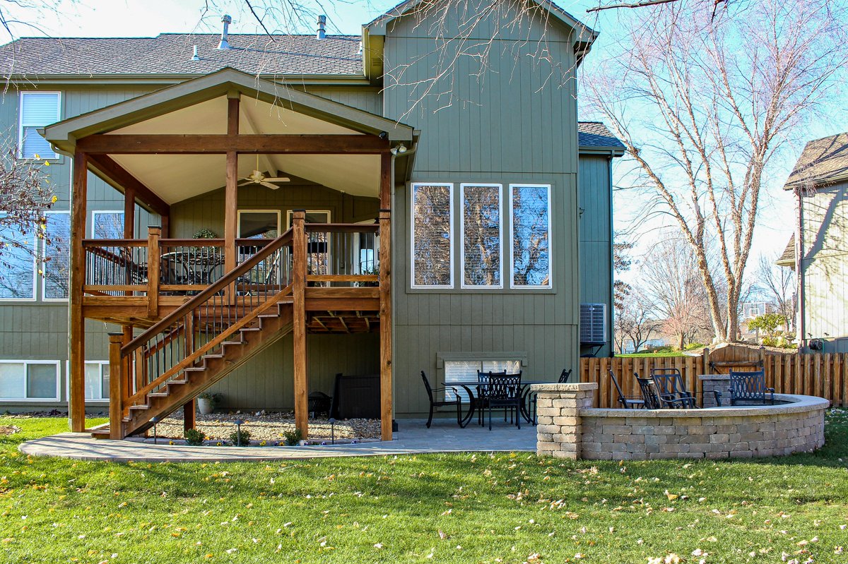 hinkleoutdoor's tweet photo. Don’t let chilly weather get in the way of outdoor entertaining! We updated this Overland Park backyard with a new #paverpatio and walkway. The curved Weston #seatingwall and gas #firepit create a cozy conversation area that’s perfect for wintertime gatherings. https://t.co/mbWLzEcEBg
