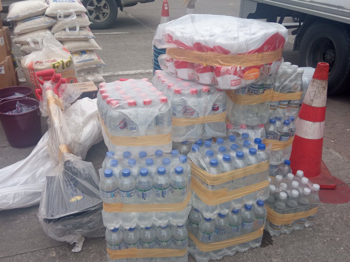 MIT_Ecuador's tweet photo. #MTOPInforma: @ObrasPublicasEc a través de la Subsecretarías de Puertos, coordinó el envío de 4 toneladas de víveres e insumos para damnificados de #LaGasca, a través de las empresas @ConteconGYE y Calbaq S.A.
#JuntosLoLogramos https://t.co/yfF9LssM9I