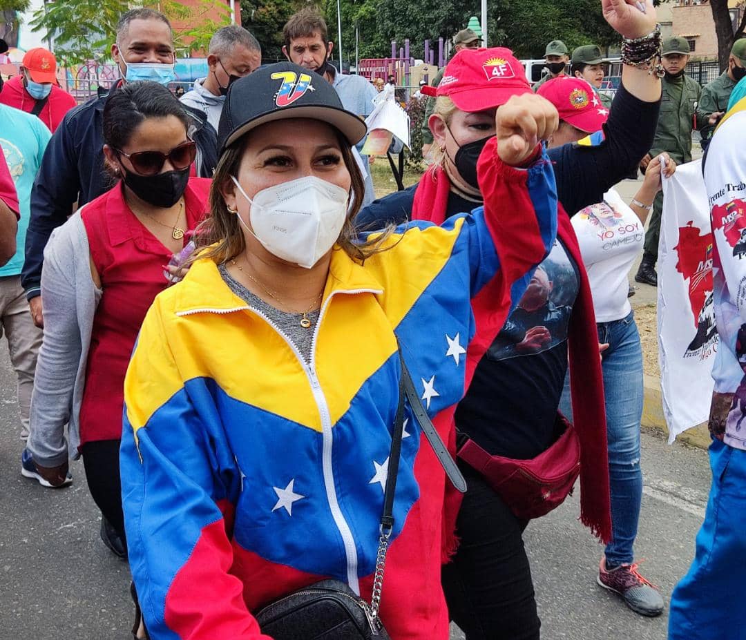 mirelct's tweet photo. Aquel 4F-1992 nuestro Comandante Eterno Hugo Chávez dejó atrás hijos, mujer y hogar, tomó un fusil con la esperanza de construir un futuro mejor para nuestra Patria. Lideró ese momento histórico que hoy está más vigente que nunca con @NicolasMaduro    #4FLaRebeliónPermanente https://t.co/HOajt1JnHT