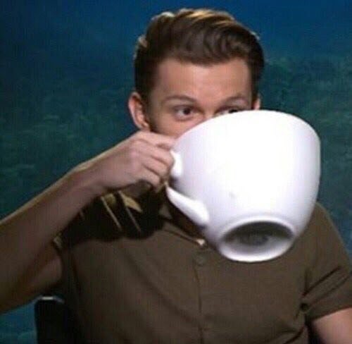 я:[вызываю такси]

друг: щас чай допьем и выходим

его чашка: