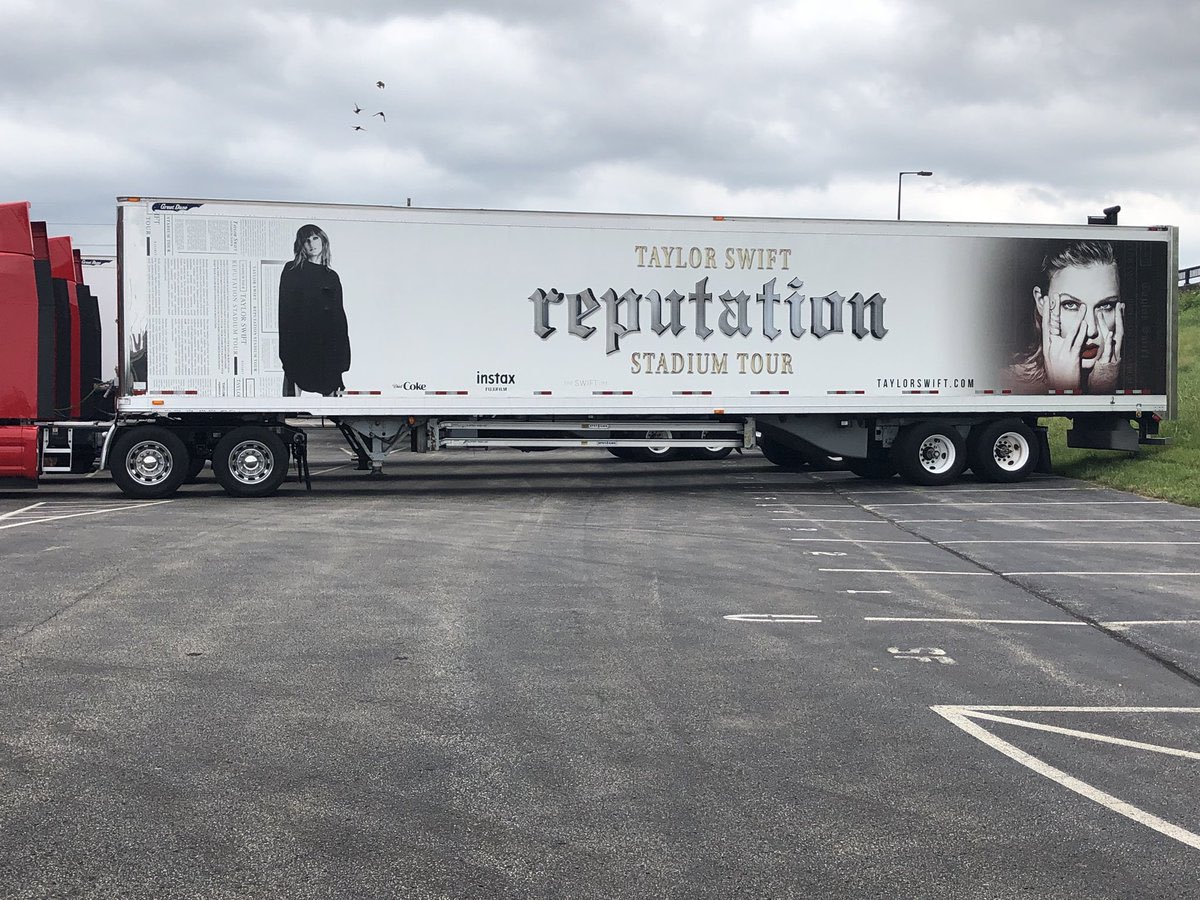 musicinmymind13's tweet photo. pov: it’s 2018 and you’re at reputation stadium tour https://t.co/B2iS5ED4s7