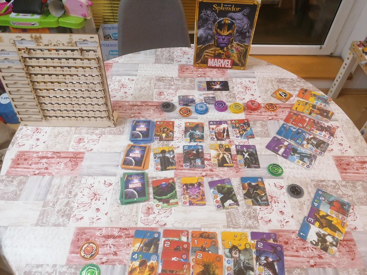 vyctorya_'s tweet photo. Úgy megizzasztottam @blaisect - et, hogy csupa víz, csak az utolsó kiskapus szabállyal tudott nyerni.
- Viki okos.
- Jövő hónapban lesz 9 éve, hogy együtt élünk, és komolyan ez a társas kellett hozzá, hogy erre rájöjj? #splendormarvel https://t.co/cIXM6YEO7h