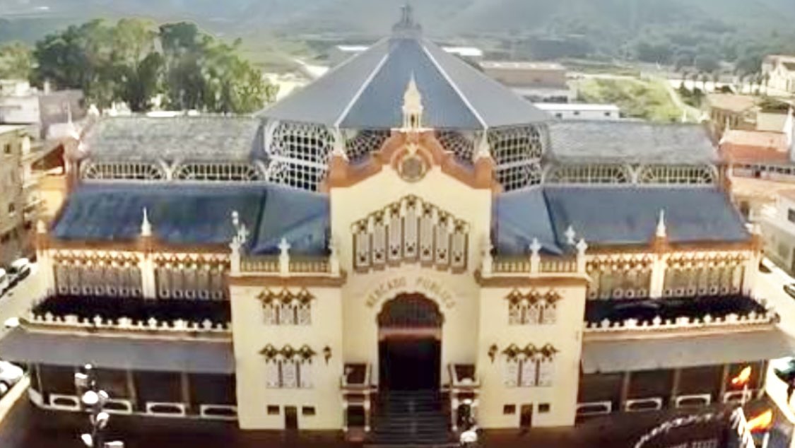 Hoy se cumplen 87 años de la muerte del arquitecto Víctor Beltrí, padre del modernismo en la Región de Murcia. En su memoria, una bella imagen de su obra más emblemática, el Antiguo Mercado Público de La Unión, extraordinario edificio también conocido como la “Catedral del Cante”