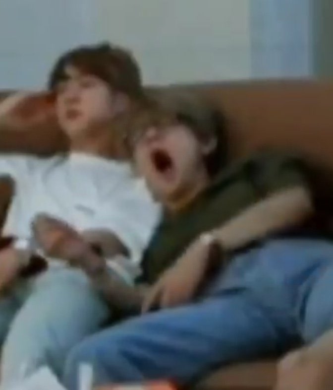 hourlyforbts_'s tweet photo. bts fazendo coisas que não tem explicação, a thread; https://t.co/dTw13vHK8z