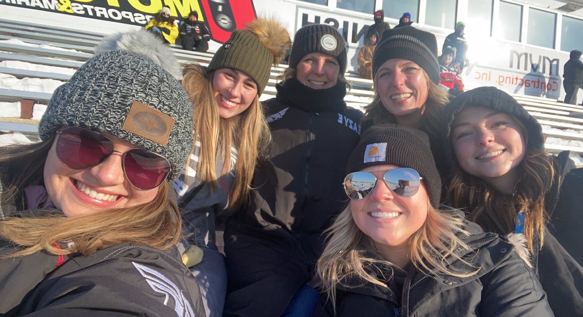 MJC_333's tweet photo. Cheering on the Evans! #33 #413 @snocross #polariswatchparty https://t.co/fxyPFbM6vE