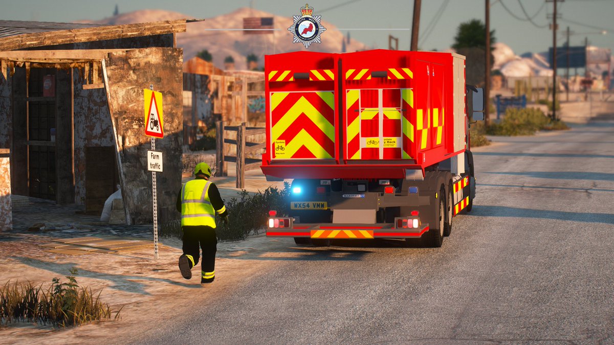 DRP_1101's tweet photo. Tonight we dealt with a Major Fire in a scrapyard. We had multiple pumping appliances on the scene as well as a High Volume Pump set up to supply water to the incident. Also Tonight we received our CSU back from fleet maintenance with a nice new livery. https://t.co/cec8xO3r4U