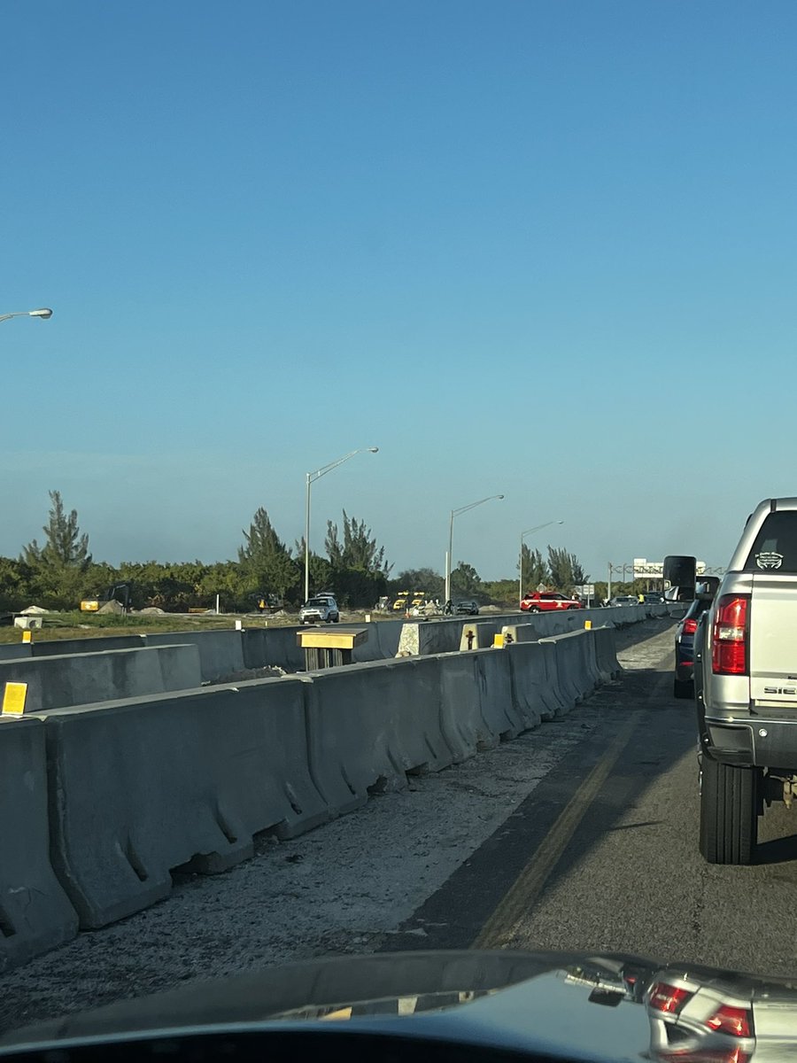 #Breaking Car caught fire on I-275 headed toward St. Pete. Traffic is backed up all the way across the Howard Franklin Bridge. If you’re headed from Tampa to Saint Pete do not use that bridge. #tampatraffic #TrafficAlert #StPete