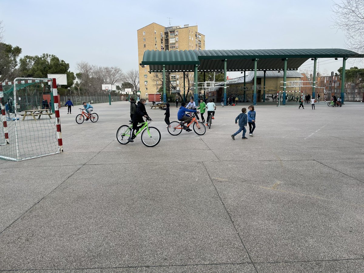 Esta tarde hemos vuelto a disfrutar de una nueva @revueltaescolar reclamando un entorno más seguro y amable para ir y salir del cole. 
🚸🏃🚴🏽‍♀🚴🏽‍♀🪁
Seguimos! @madresxelclima