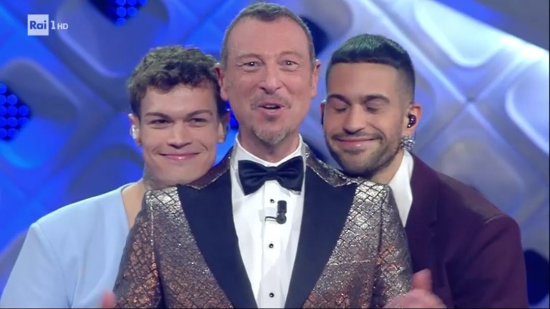 aleferaz's tweet photo. MAHMOOD E BLANCO CHE VANNO DIETRO AD AMA DURANTE L'ANNUNCIO A QUALE SPETTACOLO SURREALE STIAMO ASSISTENDO 💀💀💀

#Sanremo2022 https://t.co/RR6H9hiilJ