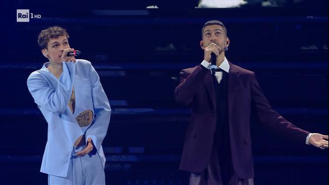 NoisesPink's tweet photo. Suona un'armonica
Mi sembra un organo
Che vibra per te e per me
Su nell'immensità del cielo

@Mahmood_Music e #blanchitobebe #ilcieloinunastanza #ginopaoli @SanremoRai @SanremoFestFans #Sanremo2022 https://t.co/1QqzKx6e4L