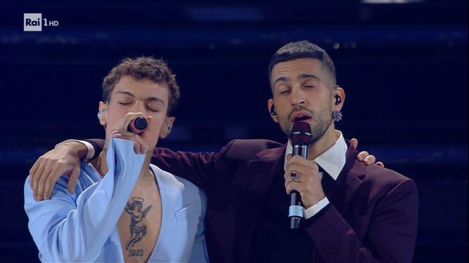 NoisesPink's tweet photo. Suona un'armonica
Mi sembra un organo
Che vibra per te e per me
Su nell'immensità del cielo

@Mahmood_Music e #blanchitobebe #ilcieloinunastanza #ginopaoli @SanremoRai @SanremoFestFans #Sanremo2022 https://t.co/1QqzKx6e4L