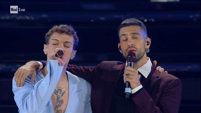 NoisesPink's tweet photo. Suona un'armonica
Mi sembra un organo
Che vibra per te e per me
Su nell'immensità del cielo

@Mahmood_Music e #blanchitobebe #ilcieloinunastanza #ginopaoli @SanremoRai @SanremoFestFans #Sanremo2022 https://t.co/1QqzKx6e4L