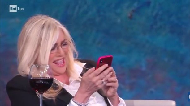 AMADEUS CHE HA RKOMI AL FANTASANREMO E GLI FA FARE TUTTI I BONUS POSSIBILI IMMAGINABILI ADORO #Sanremo2022