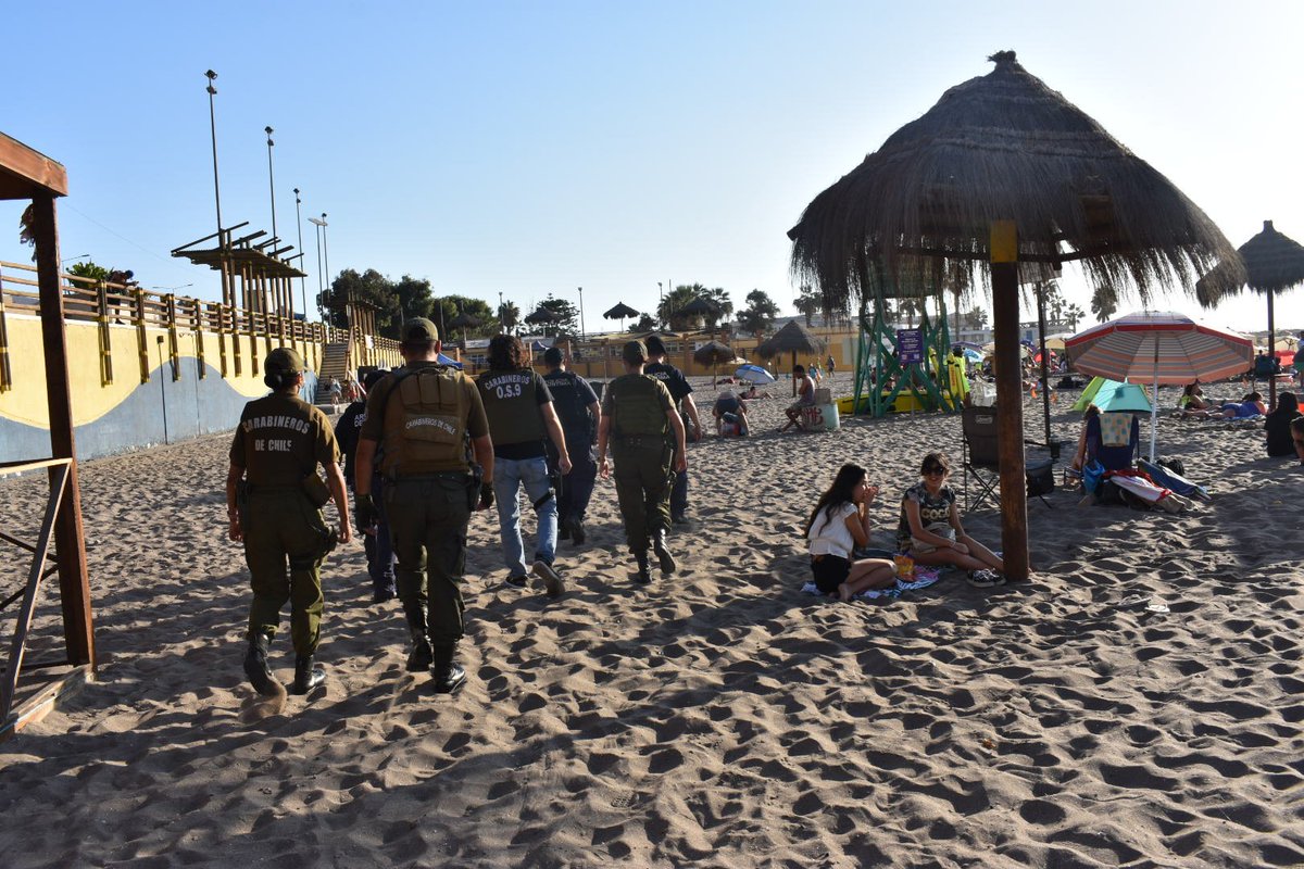 Intenso despliegue operativo de <a href="/CarabArica/">Carabineros Región de Arica y Parinacota</a> en una nueva ronda nacional preventiva. Fiscalización en el borde costero, en conjunto con la Armada, permitió la detención de 1 sujeto con orden vigente y tobillera de reclusión, que se encontraba en playa El Laucho.
