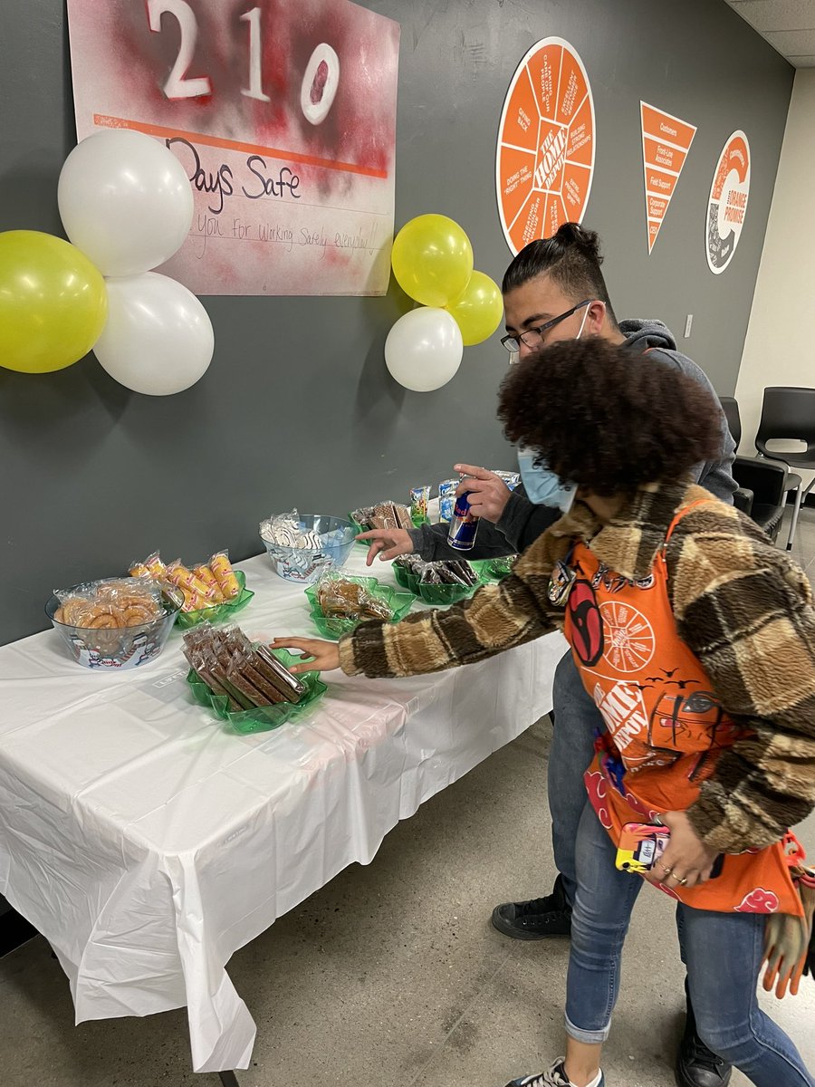 Can I have a round of applause for the associates here at store 8523! Today marks our celebration for 210 days safe!! Thank you to everyone for making safety a priority! Keep up the good work! @Fuerstenberg15 @OscarM_8523 <a href="/DianaSundermann/">Diana Sundermann</a> <a href="/Danny_Houze/">Danny Houze</a>