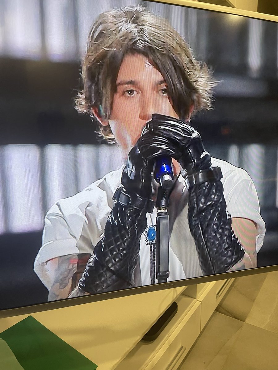SGisonna's tweet photo. La prima sera la giacca di pelle, ieri con la t-shirt e i guanti e stasera nudo…. Domani ven ca mutand #Sanremo2022 https://t.co/ZkmUbidkGE