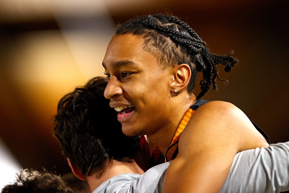 IowaXC_TF's tweet photo. Men's 600m | 𝗡𝗼. 6️⃣ 𝗔𝗟𝗟-𝗧𝗜𝗠𝗘 collegiately (all surfaces) for Jenoah McKiver‼️ 

He goes 𝟭:𝟭𝟱.𝟯𝟲 to win it! 🔥🔥🔥
- @NCAA Lead
- @bigten Lead
- School Record (again)

#Hawkeyes | #FightForIowa https://t.co/UW6qd5ugL7